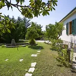 Leo In Zona Residenziale Vicino A