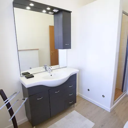 Leo In Zona Residenziale Vicino A Villa