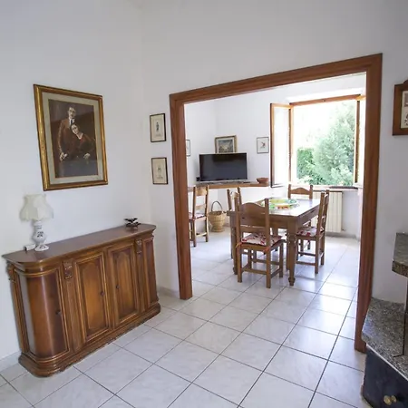Leo In Zona Residenziale Vicino A Villa