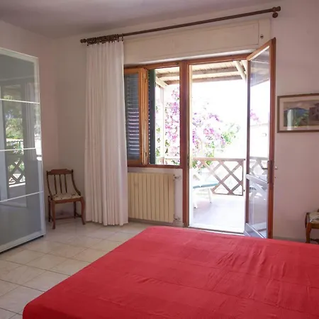 Leo In Zona Residenziale Vicino A Portoferraio