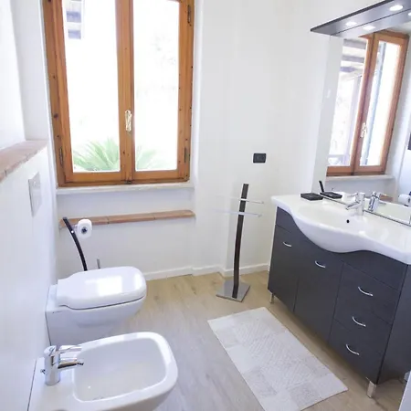 Leo In Zona Residenziale Vicino A Villa