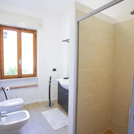 Leo In Zona Residenziale Vicino A Villa