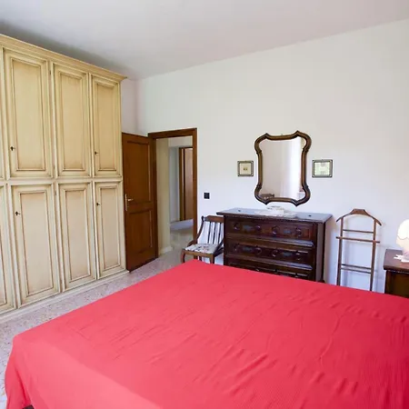 Leo In Zona Residenziale Vicino A Villa *