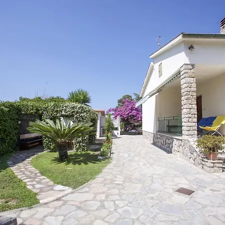 Leo In Zona Residenziale Vicino A Portoferraio