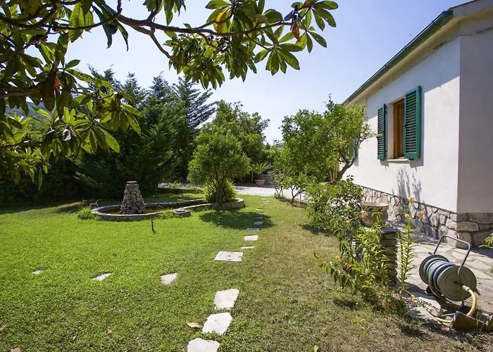 Leo In Zona Residenziale Vicino A