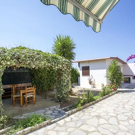 Leo In Zona Residenziale Vicino A Villa *