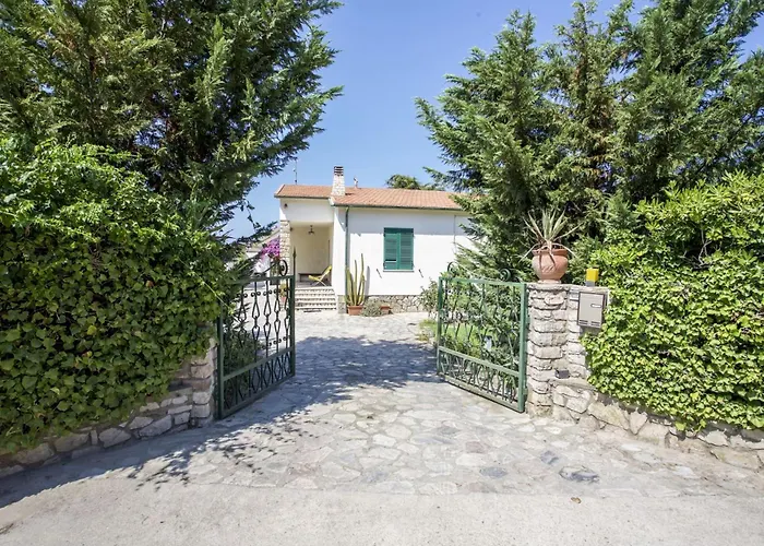 Leo In Zona Residenziale Vicino A Portoferraio