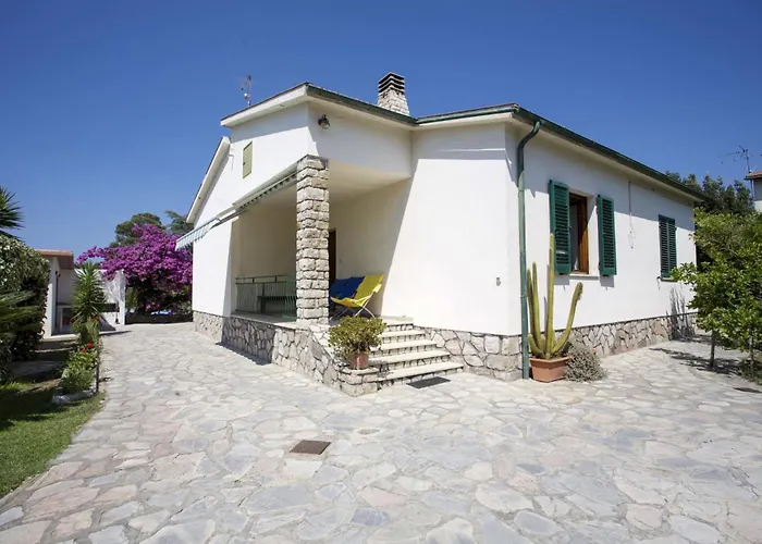 Leo In Zona Residenziale Vicino A Villa *