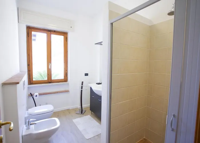 Leo In Zona Residenziale Vicino A Villa