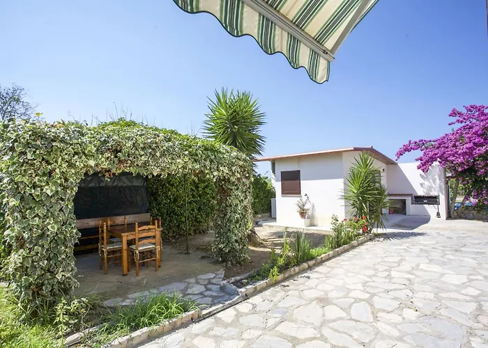 Leo In Zona Residenziale Vicino A Villa *